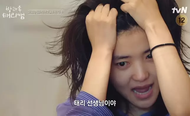 「新手老師」抱著頭滿臉苦惱。影片截圖