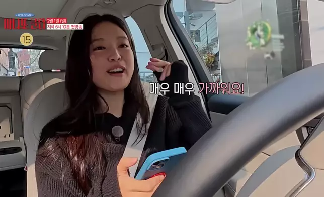 Jennie親自開車送遞禮物。影片截圖