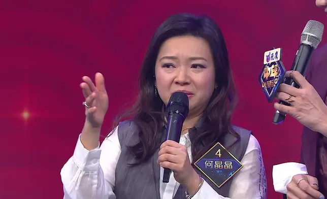 何晶晶忍唔住喊。