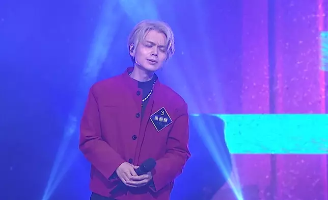 黃藝輝唱到好投入。