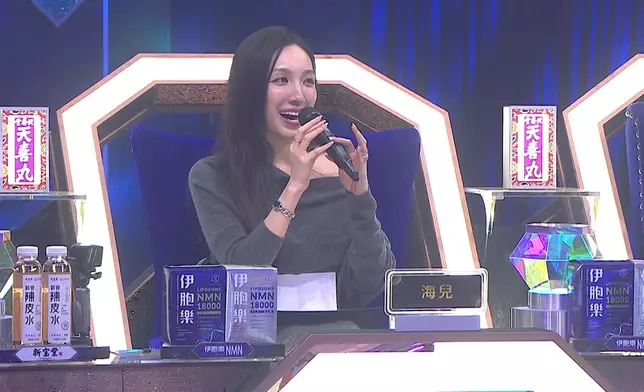 海兒學黃藝輝扮吹笛。