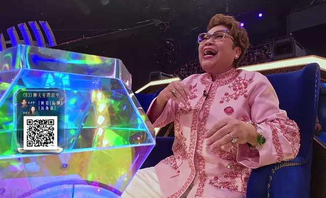 肥媽嘴張開狂笑。