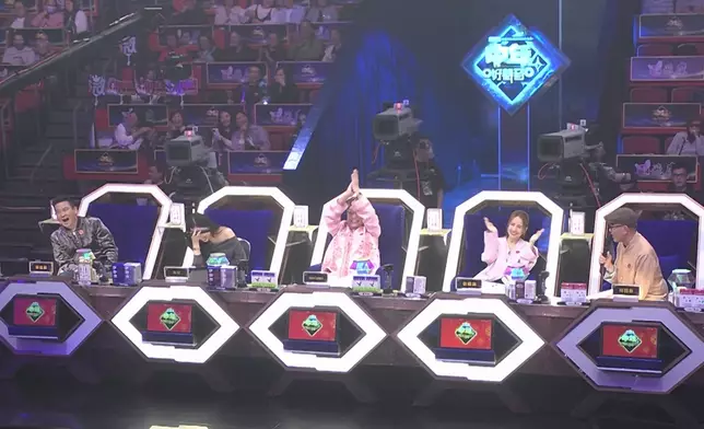 五位評審同全場觀眾狂笑。