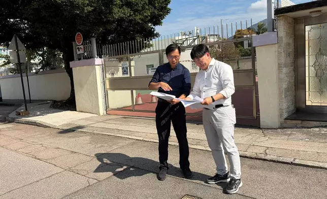 專家小組成員香港理工大學土地測量及地理資訊學系副系主任賴緯樂 (左) 及國際管綫專業學會會長黃敬 (右) 日在前錦綉花園進行實地勘察 。滴惜仔FB