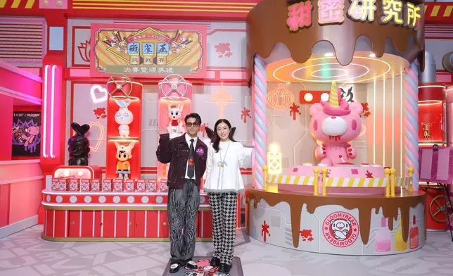 人氣男團MIRROR成員Anson Kong（江𤒹生）聯同劉陳凱韻女士為麻雀王頒獎。