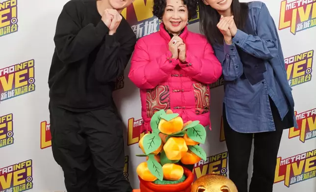 朱敏瀚帶傷撐拐杖，與陳煒接受薛家燕《開心大派對》節目訪問。