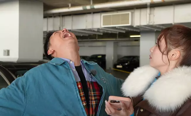 GM一句「係我太帥令到架車犯太歲」，搞到Sophie笑到要耷低頭。