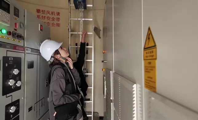 陳貝兒進入風車內部參觀。