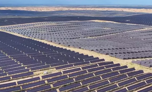 敦煌熔鹽塔式光熱發電站似外星基地。