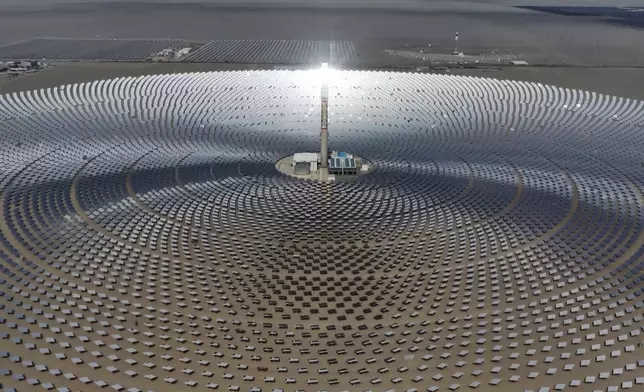 敦煌熔鹽塔式光熱發電站似外星基地。