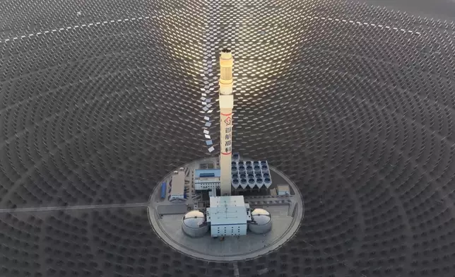 敦煌熔鹽塔式光熱發電站似外星基地。