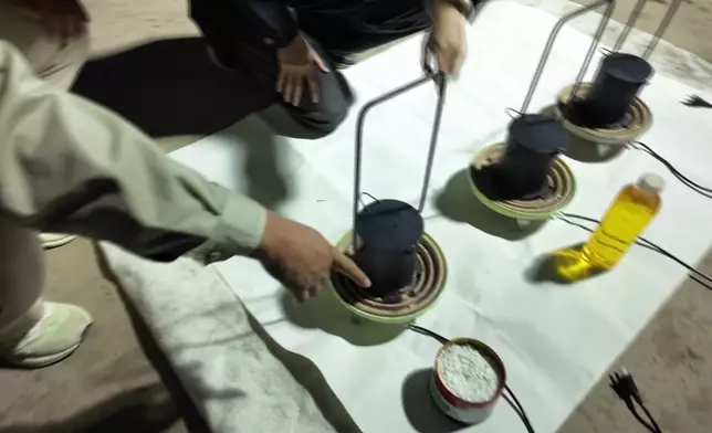 劉福國用熔鹽做小實驗。