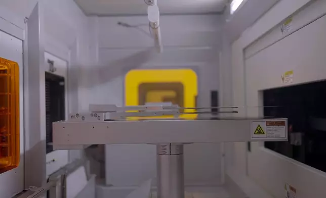 陳貝兒參觀製作晶片的流程。