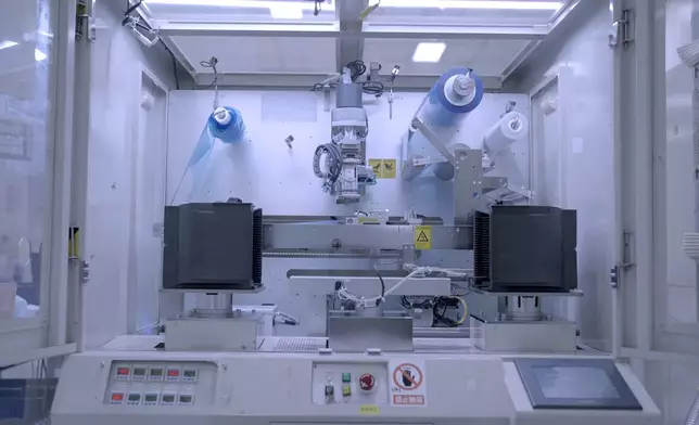 陳貝兒參觀製作晶片的流程。