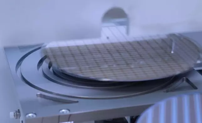 陳貝兒參觀製作晶片的流程。