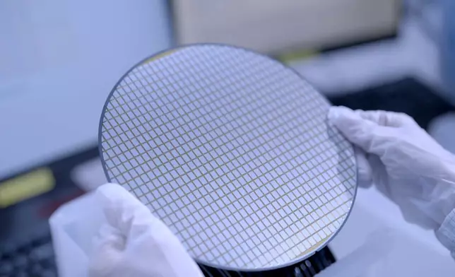 陳貝兒參觀製作晶片的流程。