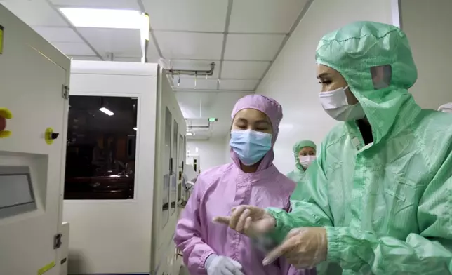 由於晶片生產需在無菌狀態下進行，故陳貝兒穿上保護衣入內參觀。