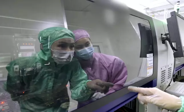 由於晶片生產需在無菌狀態下進行，故陳貝兒穿上保護衣入內參觀。