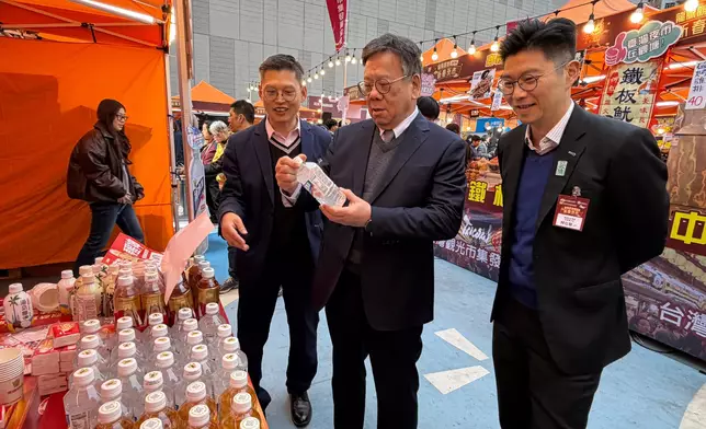 丘應樺出席「龍騰觀塘新春夜市2026」開幕典禮。商務及經濟發展局FB