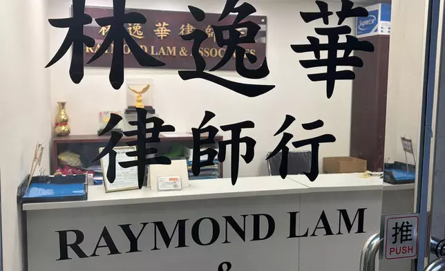 警方商罪科搜查律師行檢大量證物，疑涉新型碰瓷黨。巴士的報記者攝