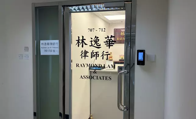 警方商罪科搜查律師行檢大量證物，疑涉新型碰瓷黨。巴士的報記者攝