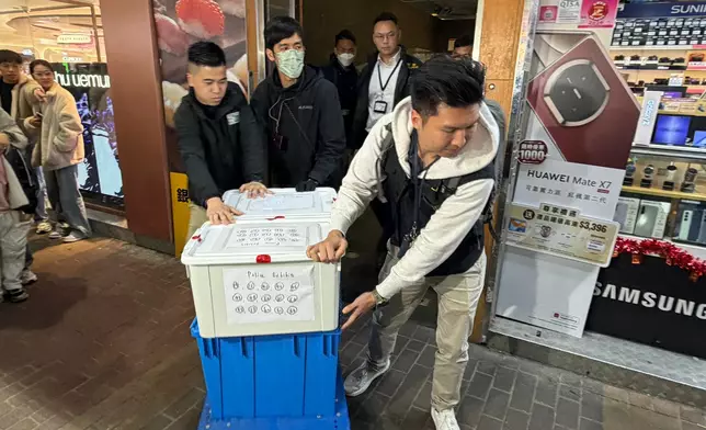 警方商罪科搜查律師行檢大量證物，疑涉新型碰瓷黨。巴士的報記者攝