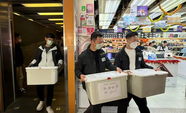 警方商罪科搜查律師行檢大量證物，疑涉新型碰瓷黨。巴士的報記者攝