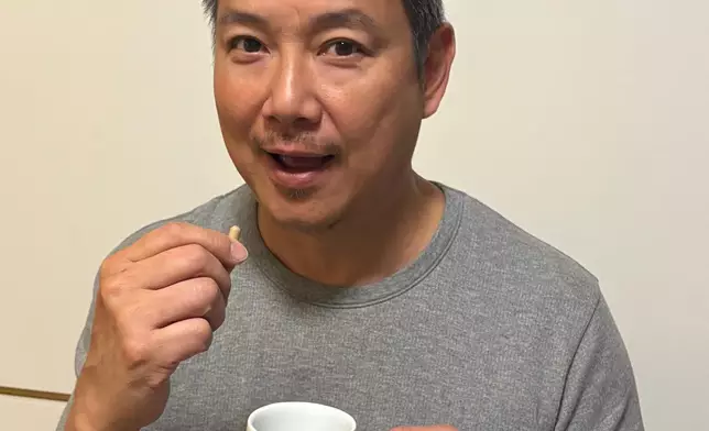 為改善情況，蔡子健參考客戶的心臟科醫生建議，開始服用一款日本製納豆激酶補充劑。他指產品以膠囊形式包裝，克服了傳統納豆的濃烈氣味，讓他能持續服用。