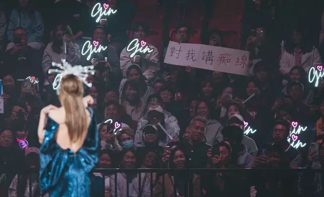 歌迷舉起自製大紙牌