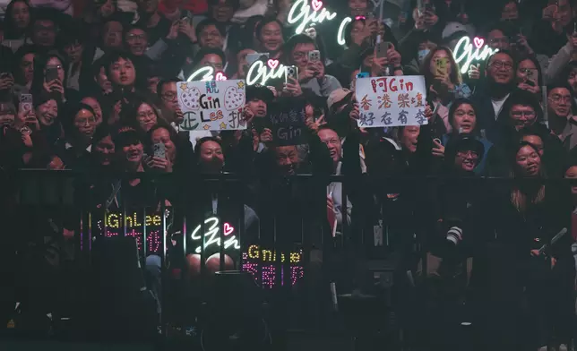 歌迷舉起自製大紙牌