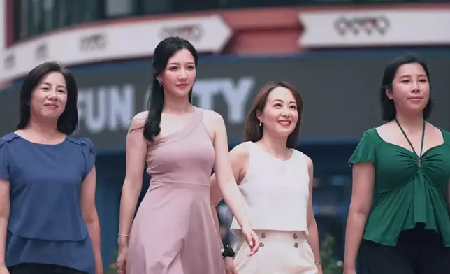 何依婷陪住三位「測試員」到韓國。