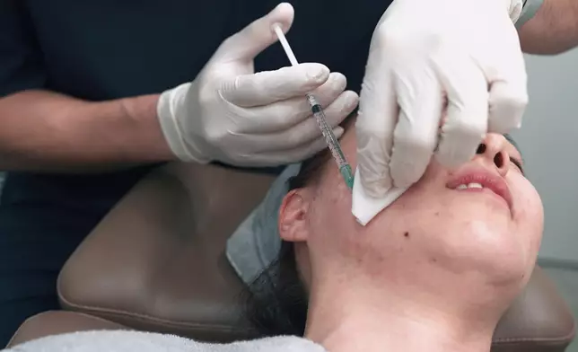 醫生在Ada臉上注入肉毒杆菌素。