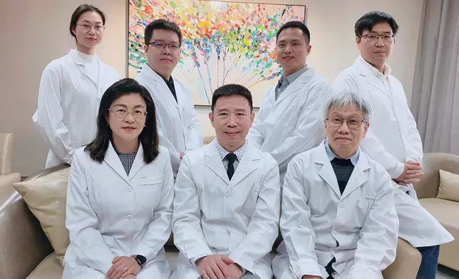 領導研究團隊的港大醫學院臨床醫學學院婦產科學系劉奎教授（前排中）表示，改善卵巢微環境，特別是針對纖維化狀態進行干預，對於治療早發性卵巢功能不全引起的不育問題具有重要意義。
