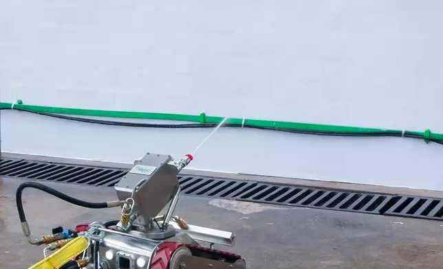 生產力局在動動中展出多項與物管業相關的技術方案，包括清洗水箱機械人。