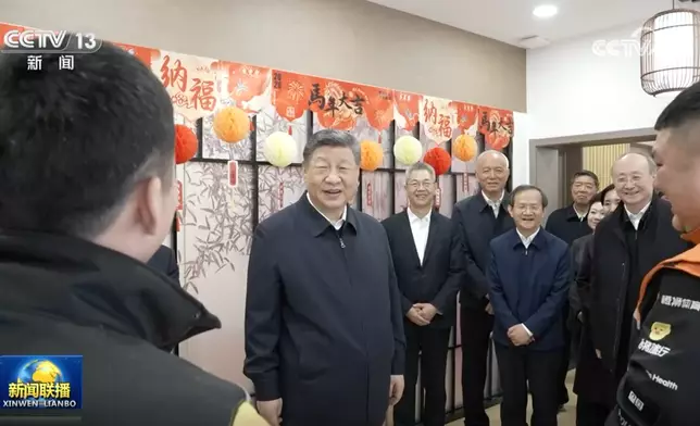 習近平和快遞小哥會面。央視截圖