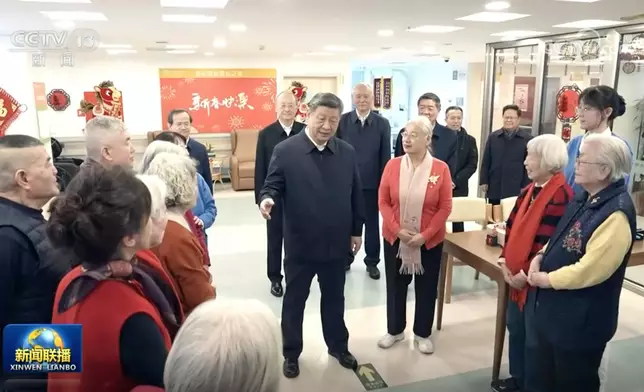 習近平探訪養老服務街區。央視截圖