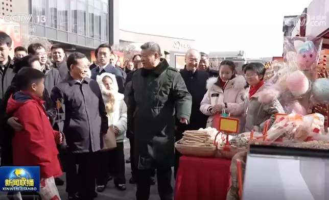 習近平在北京新春市集和民眾交談。央視截圖