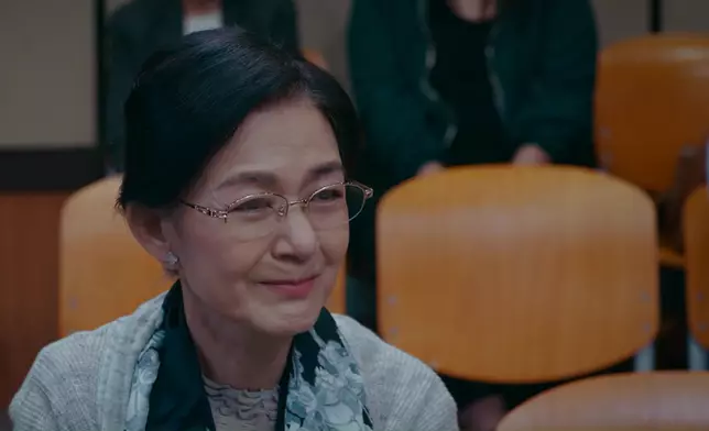 芳芳今次呢個角色出場時間雖然唔係多，但就玩轉時間線同埋多元情緒，盡顯好演技功架。