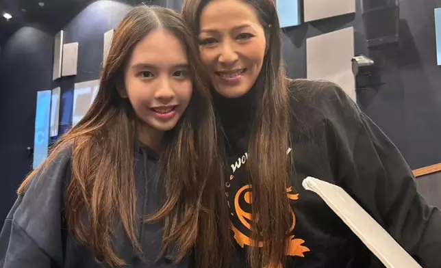 陳偲穎與滕麗名在《一屋老友記》中飾演母女。