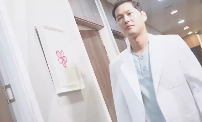 何依婷、黃梓瑋同兩位「花生友」，見到「醫美元斌」反應驚訝。