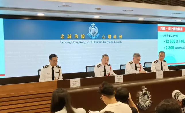 周一鳴（左二）出席記者會。巴士的報記者攝