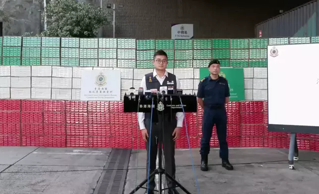 海關稅收罪案調查科稅收調查第一組高級調查主任沈焜（前）和口及海域科海域行動組高級督察葉卓培（後）。香港海關FB