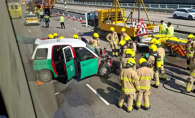 的士損毀嚴重，車頭一度冒煙起火。FB圖片