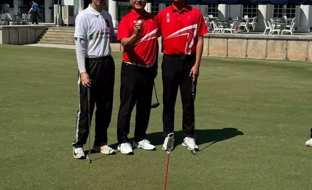 譚志源、郭永亮及中國香港高爾夫球協會會長林詩鍵聯同本港青年高球手沈弘毅及賽馬會滘西洲高Fun小球手計劃學員進行表演賽。巴士的報記者攝