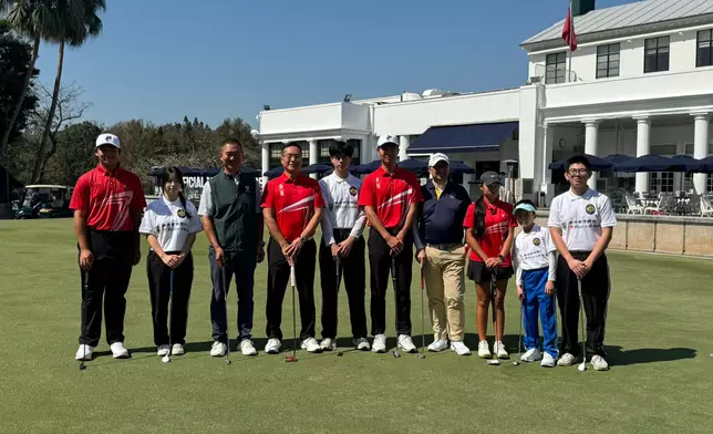 譚志源、郭永亮及中國香港高爾夫球協會會長林詩鍵聯同本港青年高球手沈弘毅及賽馬會滘西洲高Fun小球手計劃學員進行表演賽。巴士的報記者攝