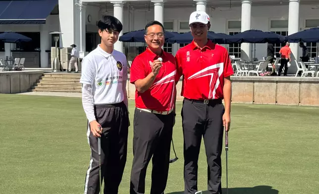 譚志源、郭永亮及中國香港高爾夫球協會會長林詩鍵聯同本港青年高球手沈弘毅及賽馬會滘西洲高Fun小球手計劃學員進行表演賽。巴士的報記者攝