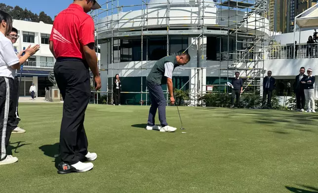 譚志源、郭永亮及中國香港高爾夫球協會會長林詩鍵聯同本港青年高球手沈弘毅及賽馬會滘西洲高Fun小球手計劃學員進行表演賽。巴士的報記者攝
