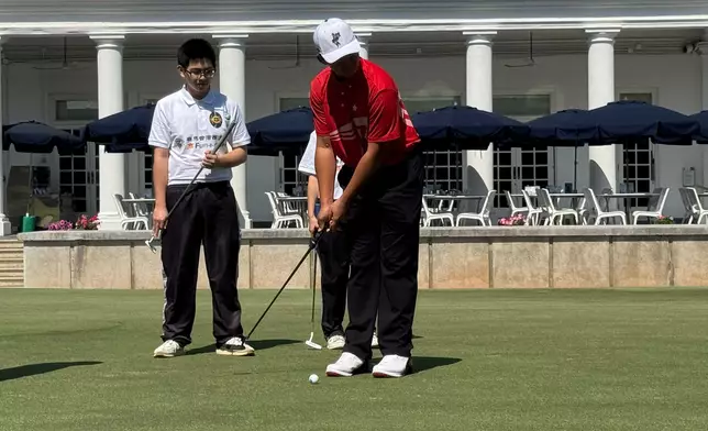 譚志源、郭永亮及中國香港高爾夫球協會會長林詩鍵聯同本港青年高球手沈弘毅及賽馬會滘西洲高Fun小球手計劃學員進行表演賽。巴士的報記者攝