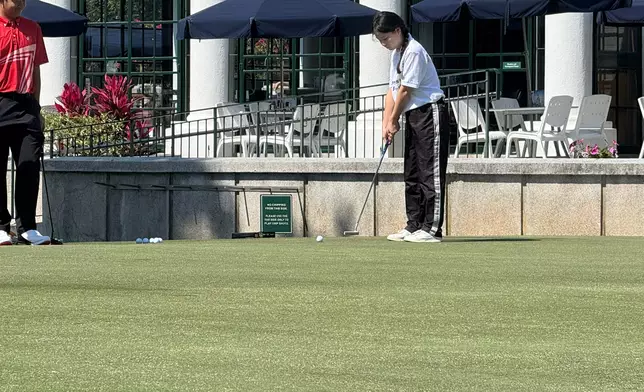 譚志源、郭永亮及中國香港高爾夫球協會會長林詩鍵聯同本港青年高球手沈弘毅及賽馬會滘西洲高Fun小球手計劃學員進行表演賽。巴士的報記者攝