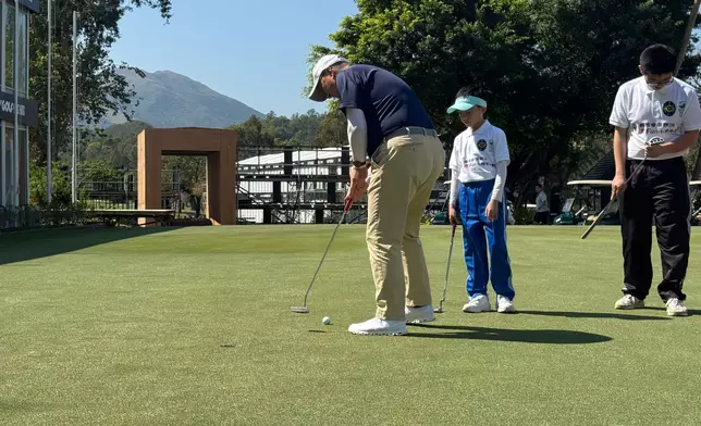 譚志源、郭永亮及中國香港高爾夫球協會會長林詩鍵聯同本港青年高球手沈弘毅及賽馬會滘西洲高Fun小球手計劃學員進行表演賽。巴士的報記者攝